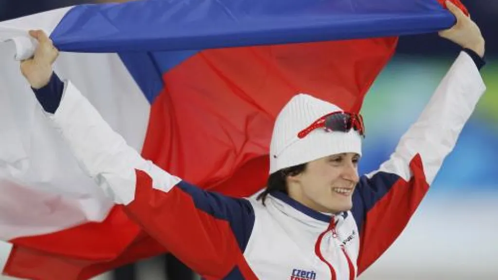 Martina Sáblíková slaví zlatou olympijskou medaili