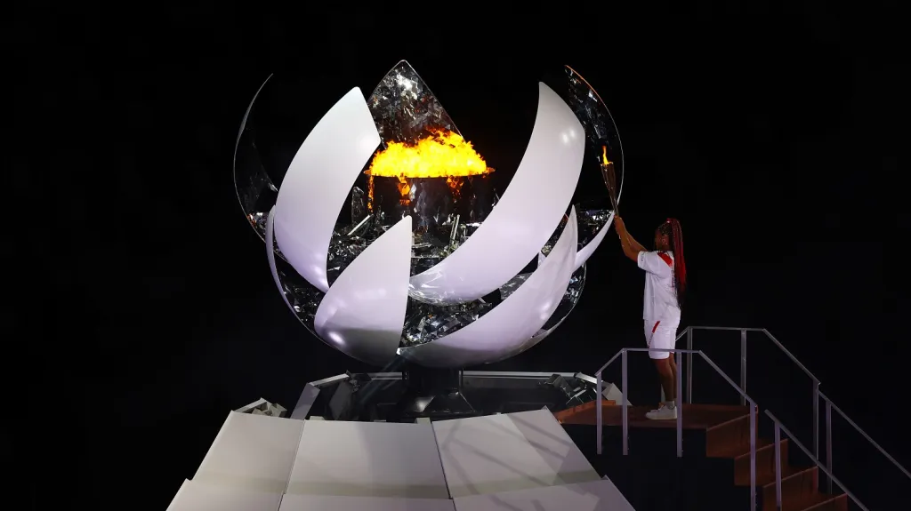 Naomi Ósakaová zapaluje olympijský oheň