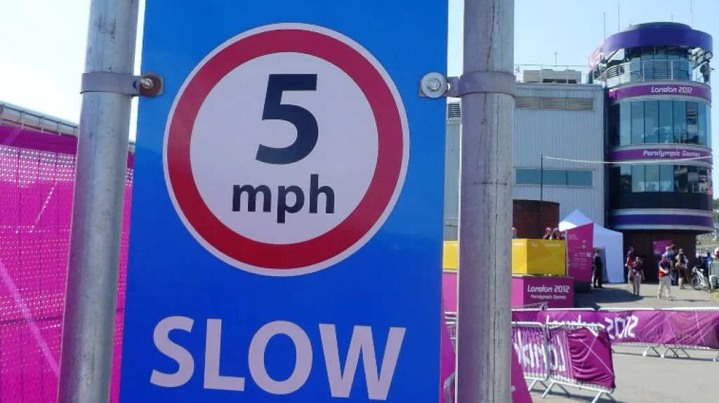 Na okruhu v Brands Hatch existuje řada přísných omezení