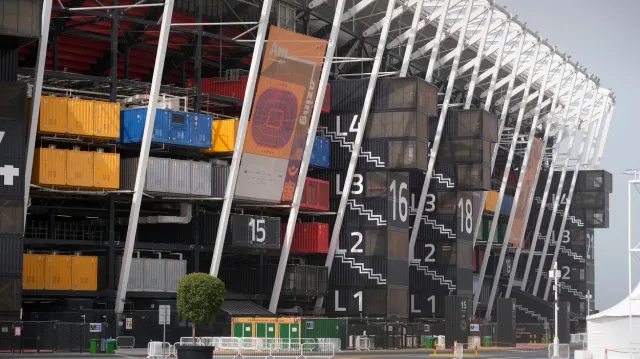 Dělníci už pracují na rozmontování stadionu 974