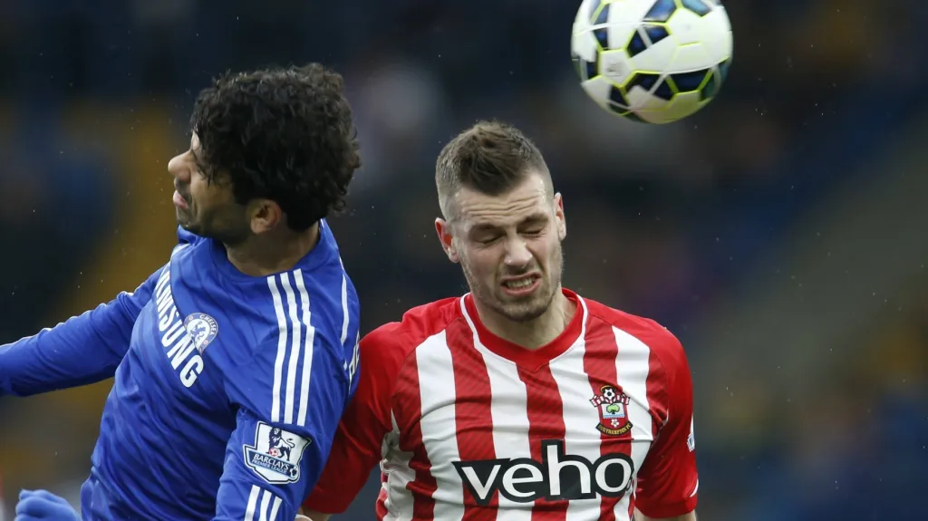 Diego Costa z Chelsea (vlevo) v hlavičkovém souboji s Morganem Schneiderlinem ze Southamptonu 