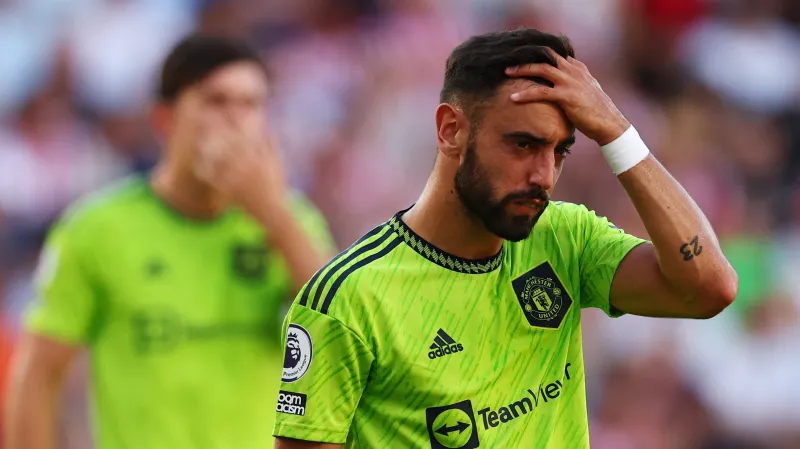 Zklamaní fotbalisté Manchesteru United po porážce v Brentfordu