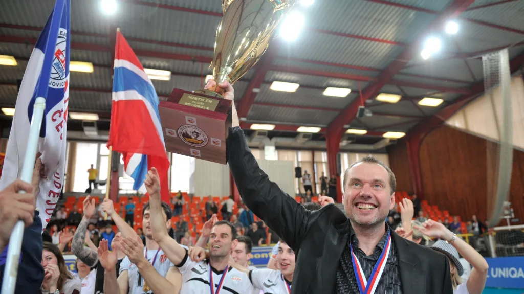 Slavící trenér volejbalistů Českých Budějovic Jan Svoboda