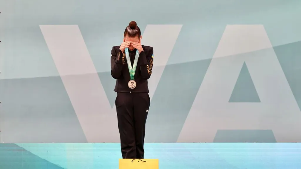 Sofia Krainská protestuje během ruské hymny na ME v moderní gymnastice