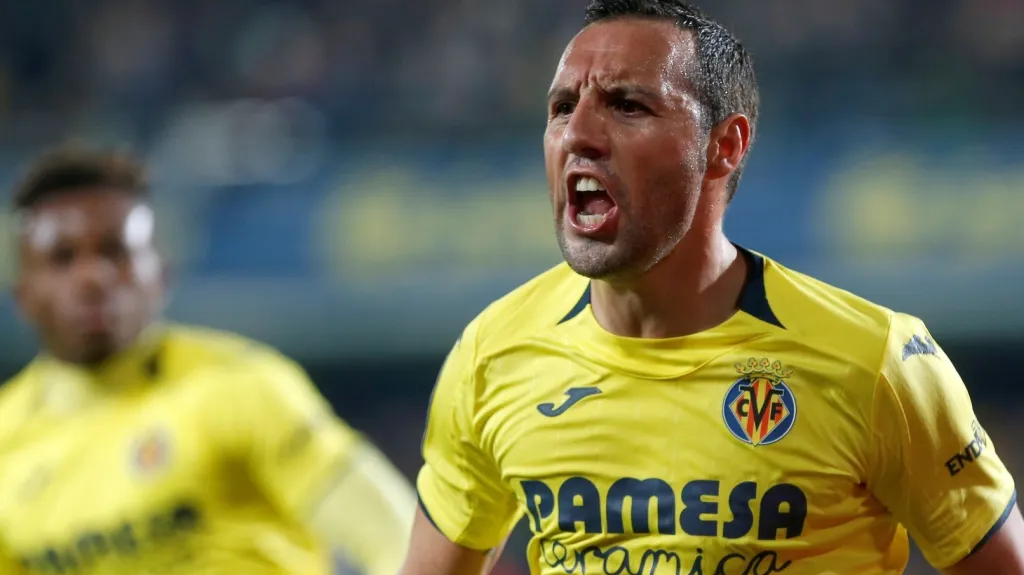 Santi Cazorla z Villarrealu se raduje z gólu