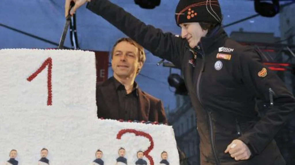 Martina Sáblíková krájí dort