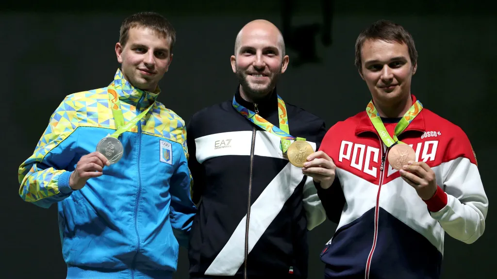 Vítězný Ital Campriani (uprostřed) ve střelbě ze vzduchové pušky