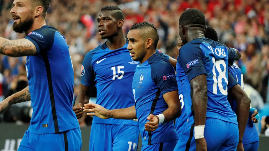 Fotbalisté Francie oslavují branku