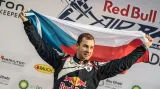 Pilot Šonka v Abú Zabí vyhrál poprvé závod Red Bull Air Race