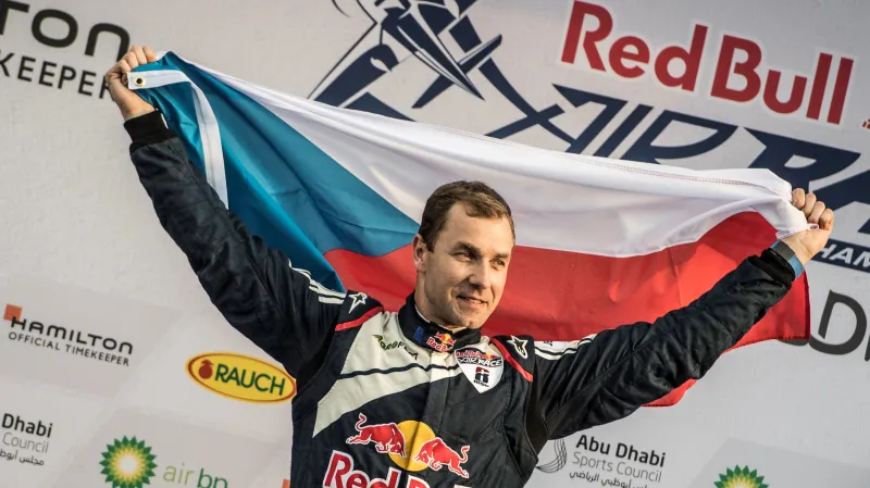 Pilot Šonka v Abú Zabí vyhrál poprvé závod Red Bull Air Race