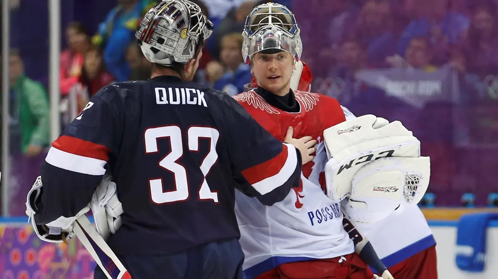 Jonathan Quick z USA si podává ruku s ruským brankářem Sergejem Bobrovskijm