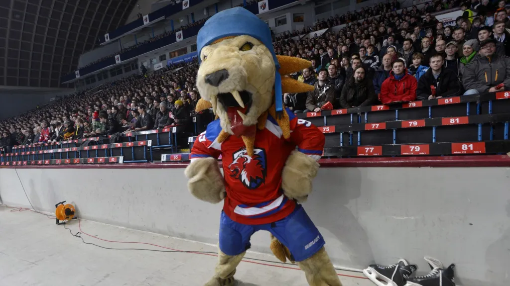 Maskot Lva týmu v play-off moc nepomohl