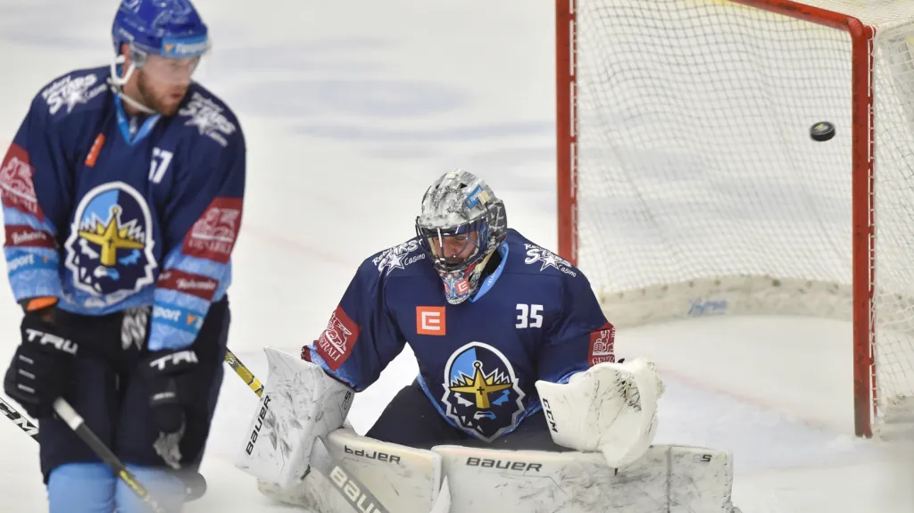 Kladenský brankář Denis Godla při inkasované brance