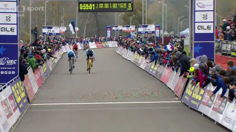 Závěr závodu elite mužů na ME v cyklokrosu