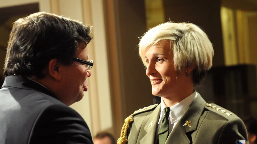 Alexandr Vondra blahopřeje Barboře Špotákové