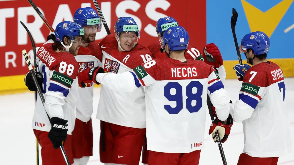 Čeští hokejisté se radují z gólu