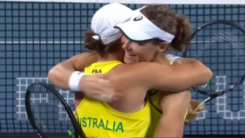Bartyová zvládla se Stosurovou i čtyřhru a dovedla Austrálii do finále