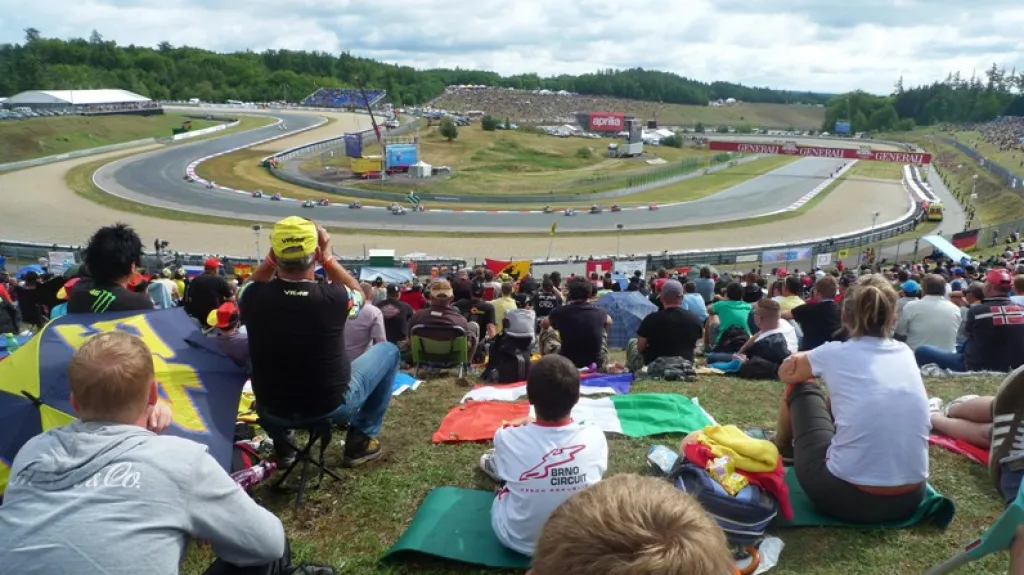 Tribuny zaplavily tisíce fanoušků