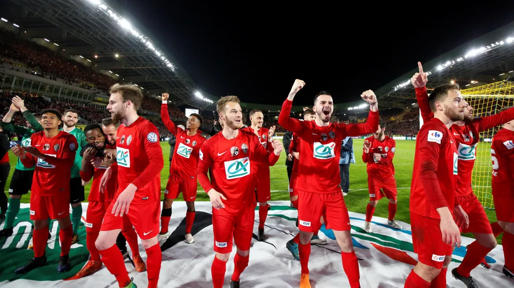 Slavící fotbalisté Les Herbiers 