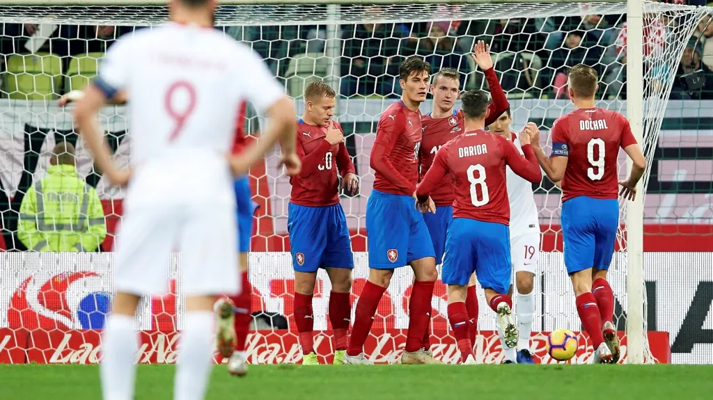Čeští fotbalisté se radují po vítězném gólu