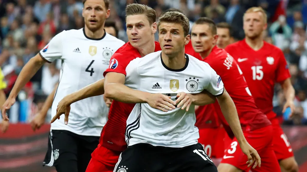 Polák Lukasz Piszczek drží Němce Thomase Müllera
