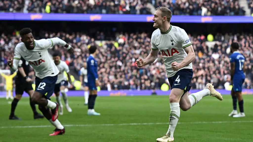 Oliver Skipp z Tottenhamu se raduje z gólu v síti Chelsea