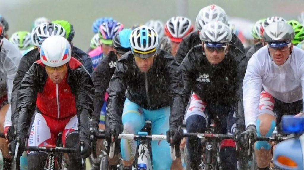 Vincenzo Nibali (druhý zleva) na Giro d´Italia 