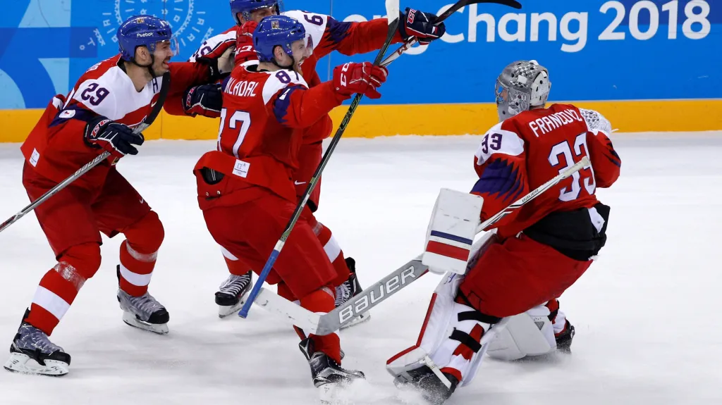 Čeští hokejisté se radují s brankářem Pavlem Francouzem