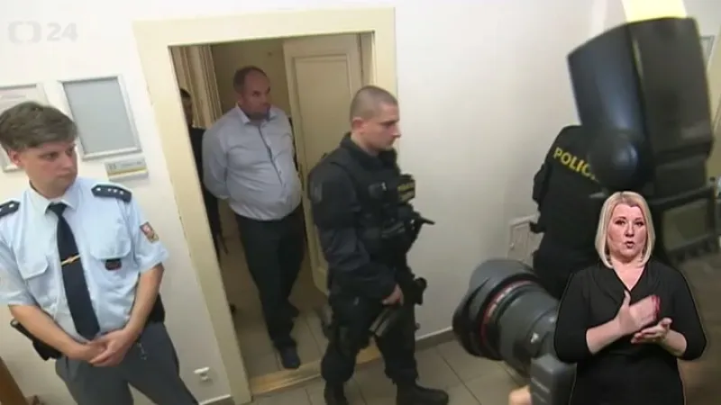 Soud vzal předsedu FAČR Peltu do vazby