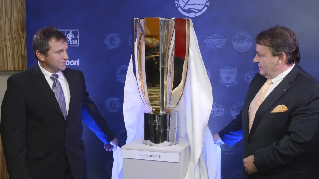 Josef Řezníček a Tomáš Král s novým pohárem