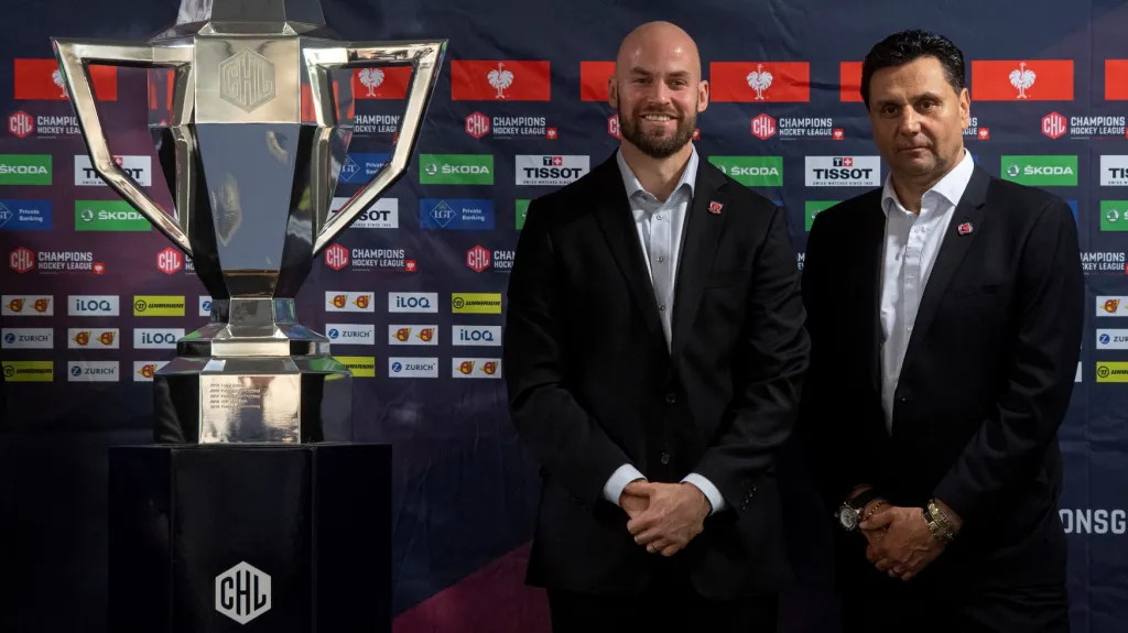 Radek Smoleňák (vlevo) a Vladimír Růžička s trofejí pro vítěze Ligy mistrů