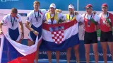 Medailový ceremoniál po stříbrném závodě Podrazila s Helešicem