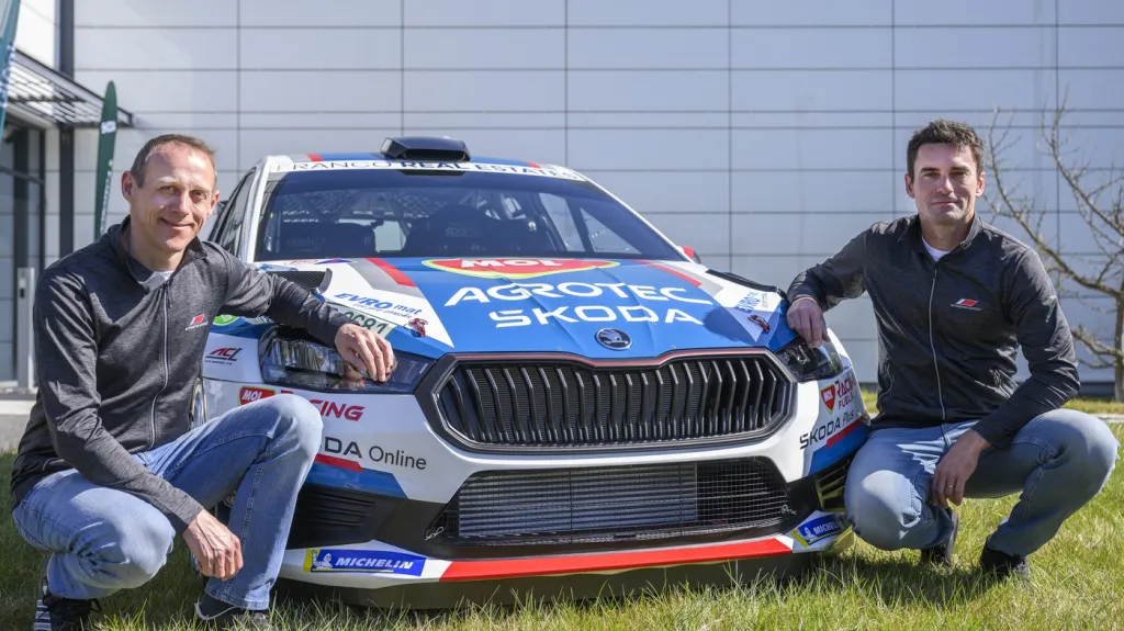 Jan Kopecký s navigátorem Jiřím Hovorkou a jejich novým závodním vozem
