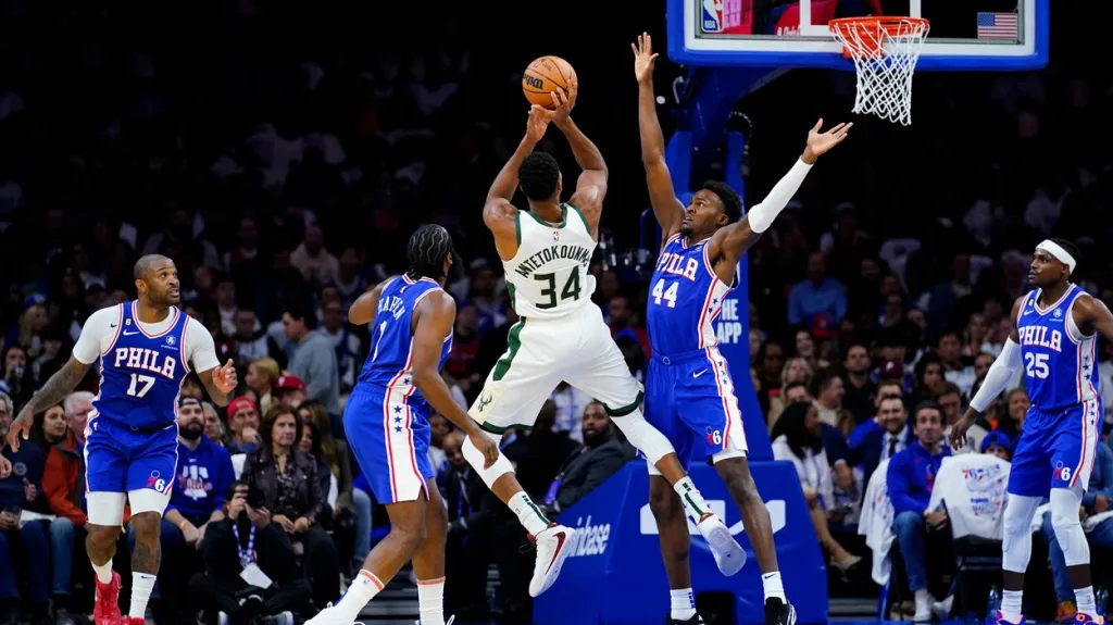 Janis Antetokounmpo střílí v zápase proti Philadelphii