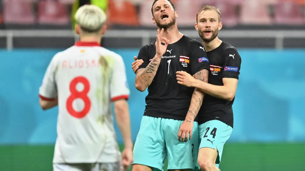 Marko Arnautovic z Rakouska slaví gól v síti Severní Makedonie