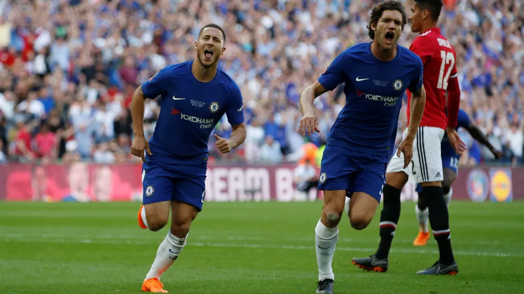 Eden Hazard (vlevo) se raduje z vítězného gólu proti Manchesteru United