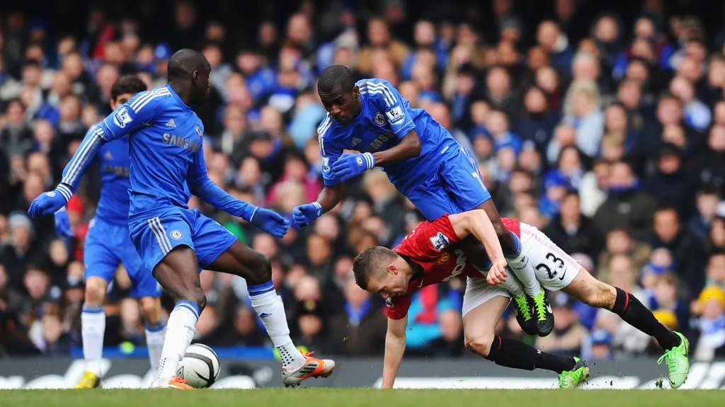 Ramires z Chelsea padá přes Toma Cleverleyho z Manchesteru United