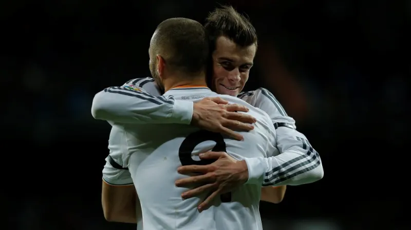 Gareth Bale v objetí s Karimem Benzemou