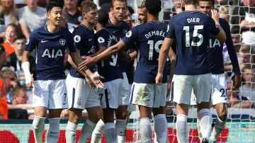 Fotbalisté Tottenhamu se radují z gólu