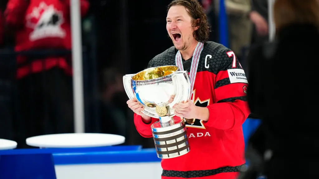 Tyler Toffoli s pohárem pro vítěze MS