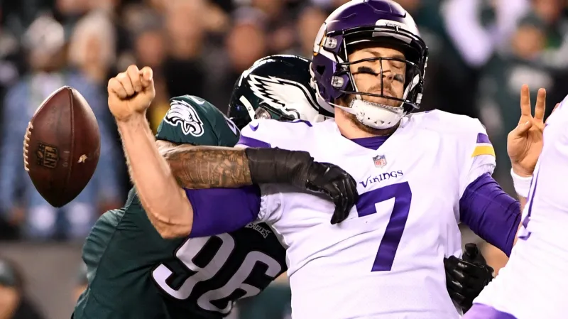 Case Keenum atakovaný obráncem Derekem Barnettem