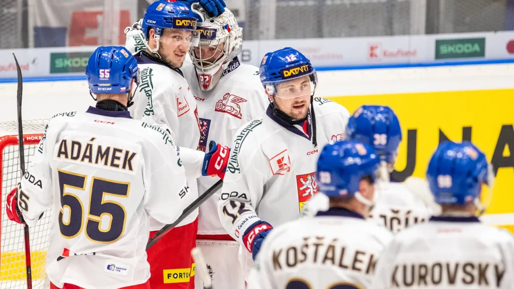 Čeští hokejisté gratulují k vychytané nule Josefu Kořenářovi