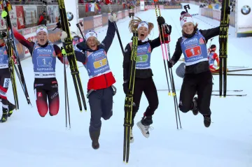 Slavící štafeta norských biatlonistek po výhře v Ruhpoldingu