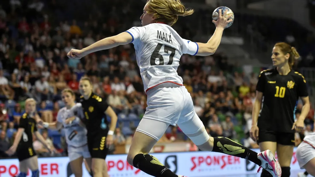 Křídelnice české reprezentace Veronika Malá proti Černé Hoře