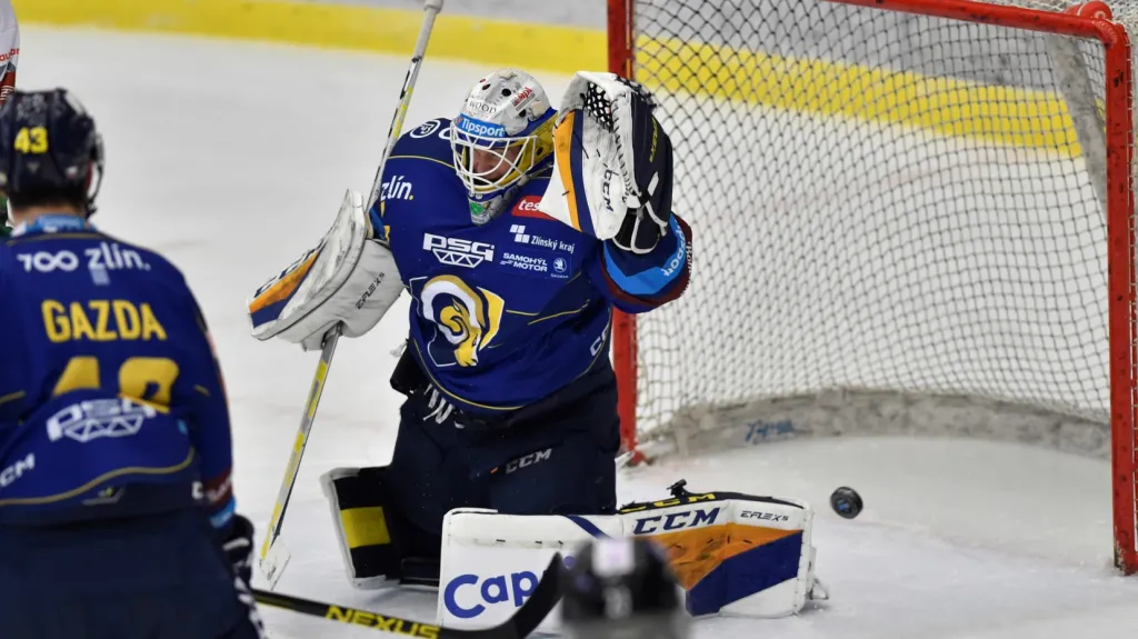 Zlínský brankář Daniel Huf inkasuje