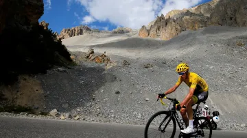 Chris Froome stoupá na Col d'Izoard