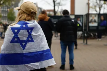 Žena s izraelskou vlajkou