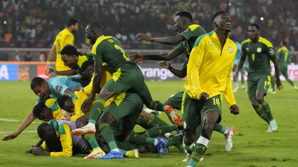 Fotbalisté Senegalu oslavují titul na africkém Poháru národů