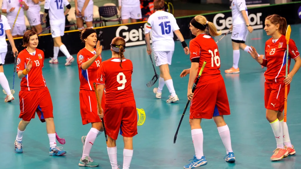 Slavící české florbalistky