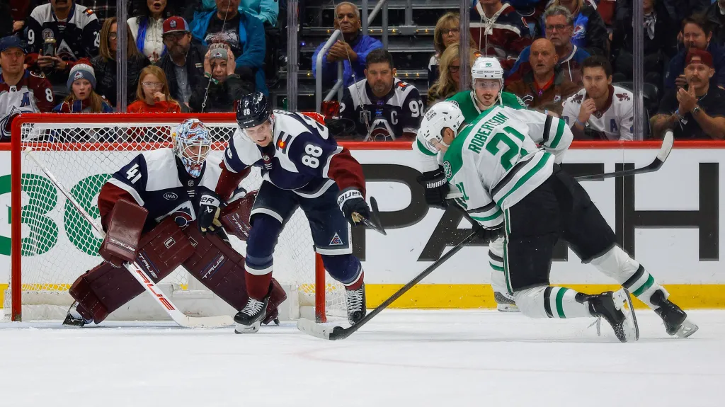 Scott Wedgewood, Martin Nečas a Jason Robertson v utkání Colorada s Dallasem